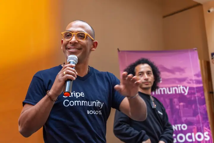 Ignacio hablando con micrófono en un evento de Stripe Community Bogotá